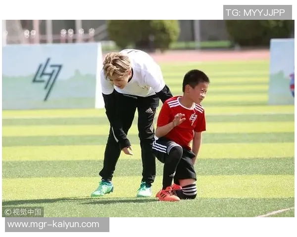 奔跑吧鹿晗在绿茵场上展现足球魅力与青春活力的精彩瞬间