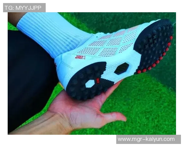 掌控型足球鞋的选择与技巧提升你的球场表现与技术水平 掌控型足球鞋的选择与技巧提升你的球场表现与技术水平